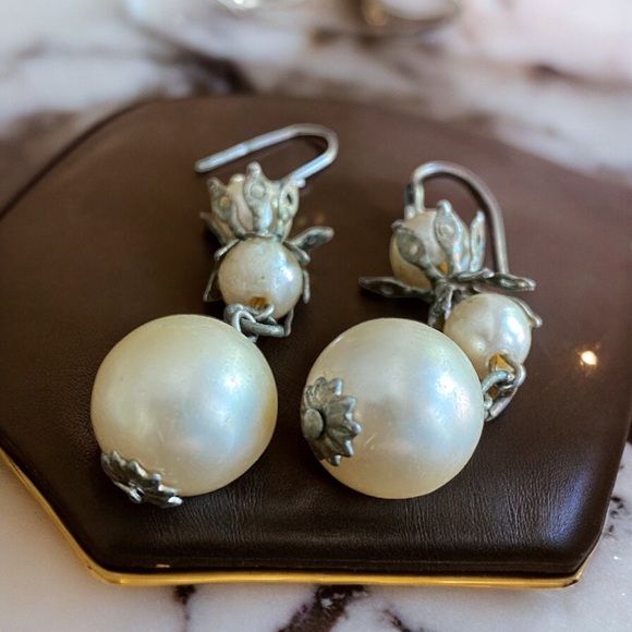 Vintage pair of dangling earrings, silver and faux pearl. GVC - Picture 3 of 4
